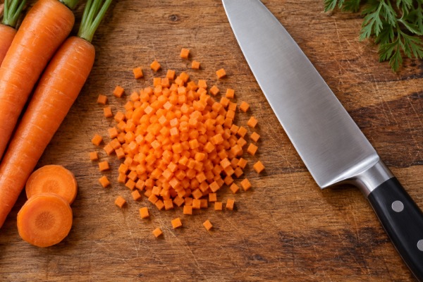 Corte brunoise en vegetales exacto